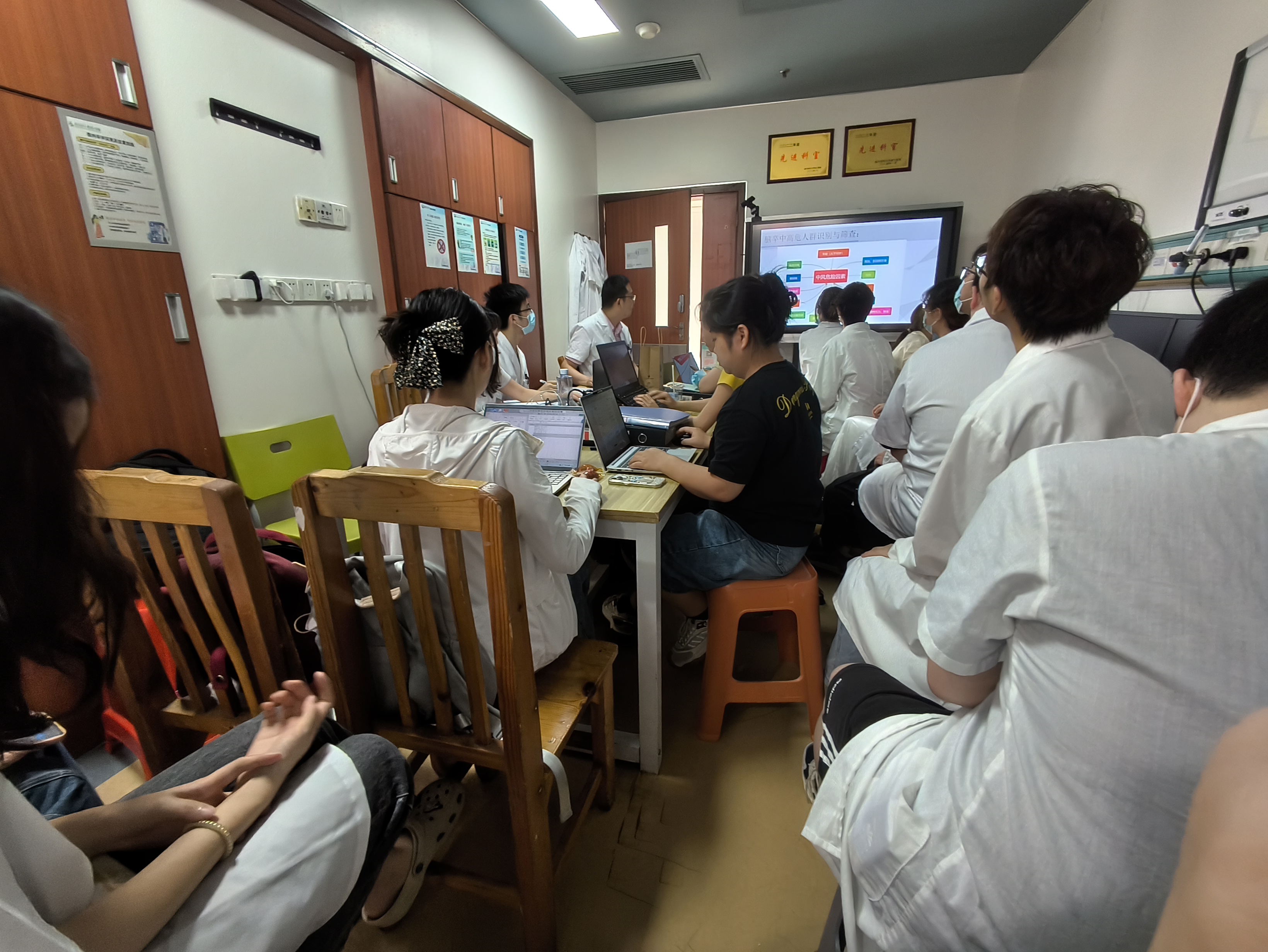 目前见过最逼仄的医生办公室